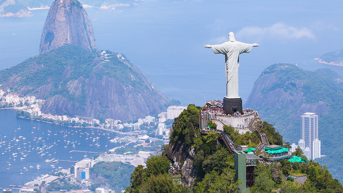 里约热内卢与基督救世主和科尔科瓦多山与基督救世主的鸟瞰图